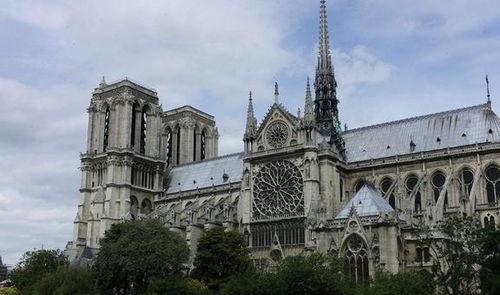 巴黎圣母院,历史长河中的建筑奇迹